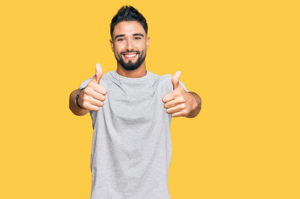 Junger Mann Mit Bart Legeres Graues Shirt Zustimmende Positive Geste — Stockfoto