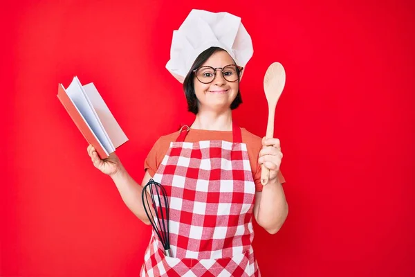 Brünette Frau Mit Syndrom Trägt Professionelle Bäckerschürze Und Liest Kochrezeptbuch — Stockfoto