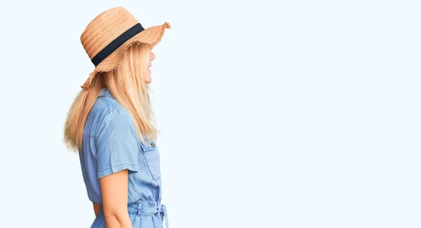 Joven Hermosa Mujer Rubia Con Sombrero Verano Vestido Mirando Lado —  Fotos de Stock