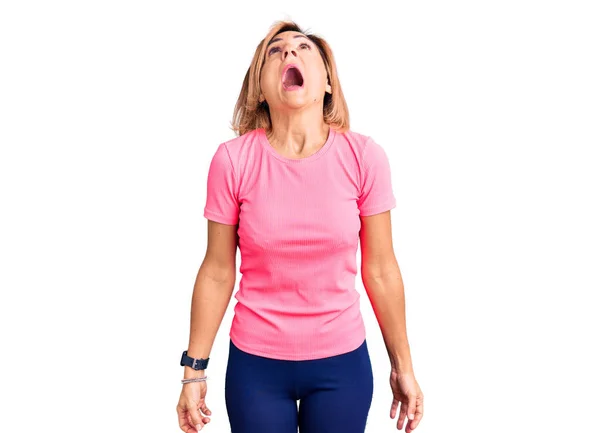 Mujer Rubia Joven Usando Ropa Deportiva Enojado Loco Gritando Frustrado — Foto de Stock