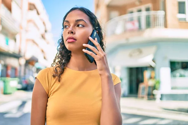 Gadis Muda African American Dengan Ekspresi Tidak Bahagia Berbicara Smartphone — Stok Foto