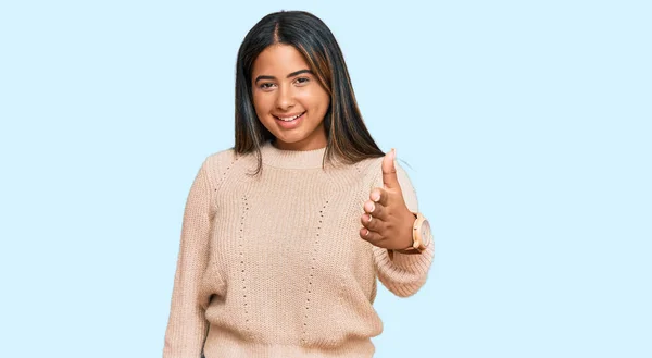 Молода Латинська Дівчина Зимовому Светрі Посміхається Доброзичливо Пропонуючи Рукостискання Привітання — стокове фото