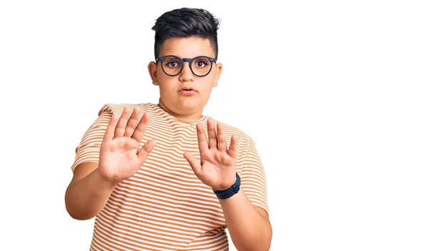 Niño Pequeño Con Ropa Casual Gafas Alejando Las Palmas Las —  Fotos de Stock