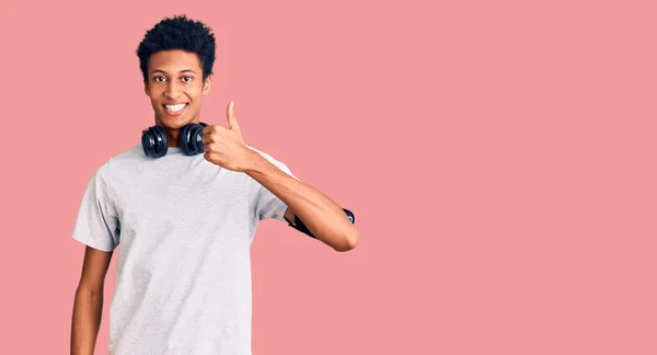 Joven Afroamericano Hombre Usando Ropa Gimnasio Uso Auriculares Sonriendo Feliz —  Fotos de Stock