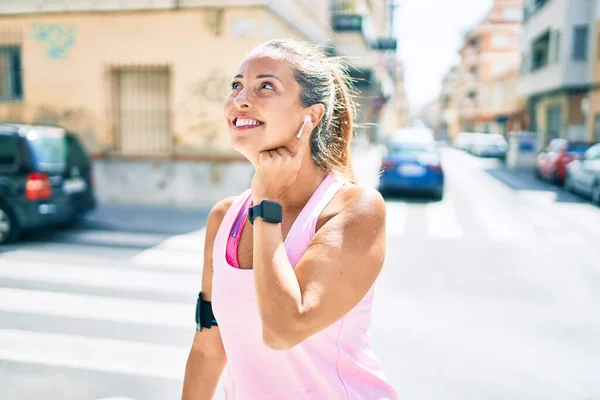 Middelbare Leeftijd Sportvrouw Glimlachen Gelukkige Training Het Gebruik Van Oortelefoons — Stockfoto