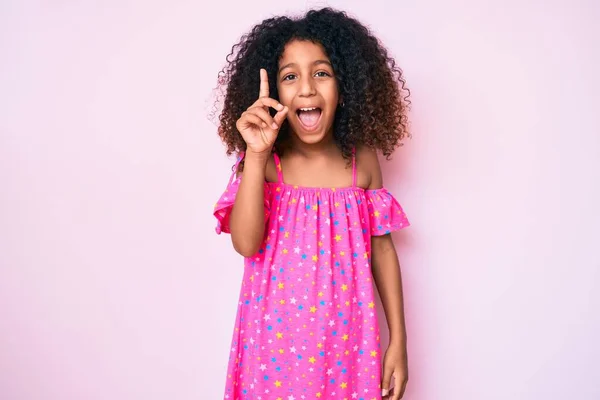 Enfant Afro Américain Aux Cheveux Bouclés Portant Une Robe Décontractée — Photo