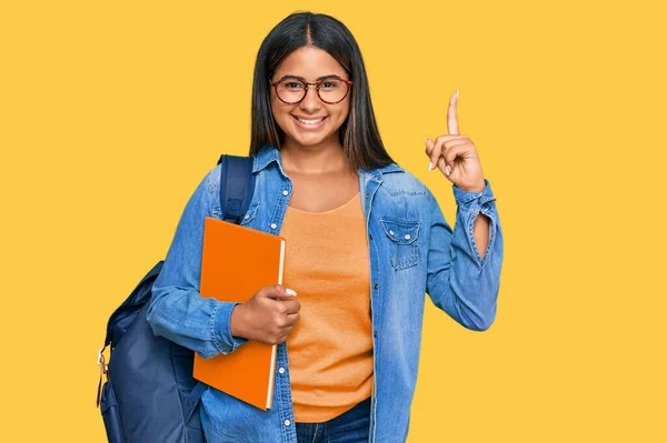 Ung Latinamerikansk Flicka Bär Student Ryggsäck Och Hålla Böcker Ler — Stockfoto