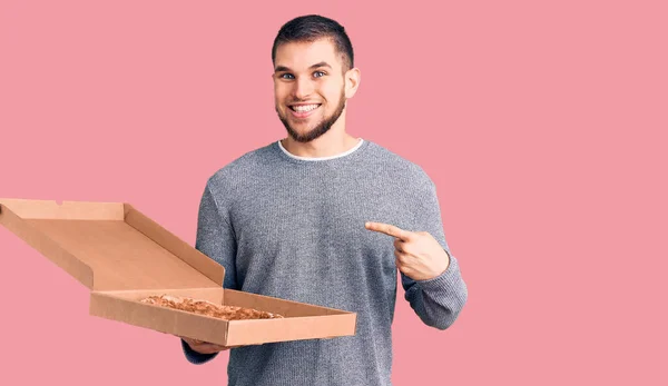 Ung Stilig Man Håller Leverans Italiensk Pizza Ler Glad Pekar — Stockfoto