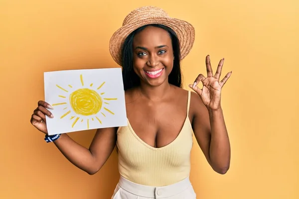 Молодая Африканская Женщина Держит Солнце Рисовать Делает Хорошо Знак Пальцами — стоковое фото