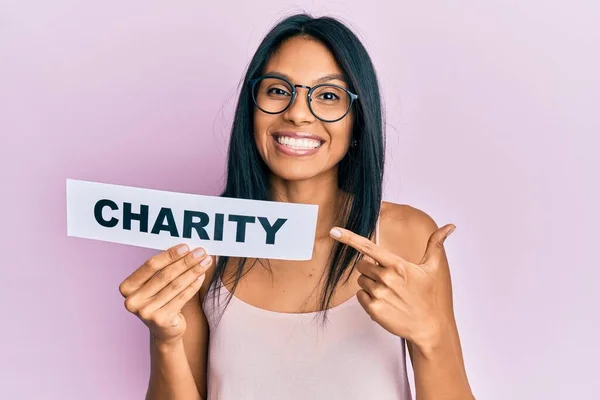 Mujer Afroamericana Joven Sosteniendo Papel Palabra Caridad Sonriendo Feliz Señalando — Foto de Stock