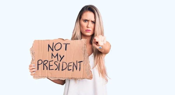 Junge Schöne Blonde Frau Die Nicht Mein Präsident Pappbanner Hält — Stockfoto