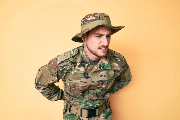 Jovem Caucasiano Vestindo Camuflagem Exército Uniforme Sofrendo Dor Nas Costas — Fotografia de Stock