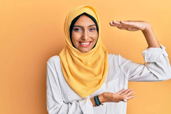 Mladá Brunetka Arabky Žena Sobě Tradiční Islámský Hidžáb Šátek Gestikuluje — Stock fotografie