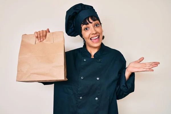 Beautiful Brunettte Woman Professional Chef Holding Take Away Food Celebrating — Stock Photo, Image