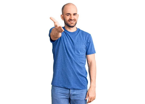 Ein Junger Gutaussehender Mann Lässigem Shirt Lächelt Freundlich Und Reicht — Stockfoto