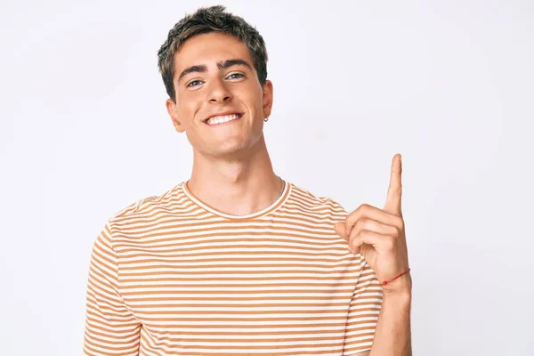 Junger Gutaussehender Mann Lässiger Kleidung Zeigt Mit Finger Nummer Eins — Stockfoto