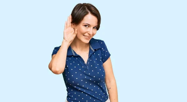 Mulher Morena Jovem Com Cabelo Curto Vestindo Roupas Casuais Sorrindo — Fotografia de Stock