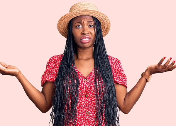 Молодая Африканская Американка Летней Шляпе Невежестве Смятении Открытыми Объятиями Понятия — стоковое фото