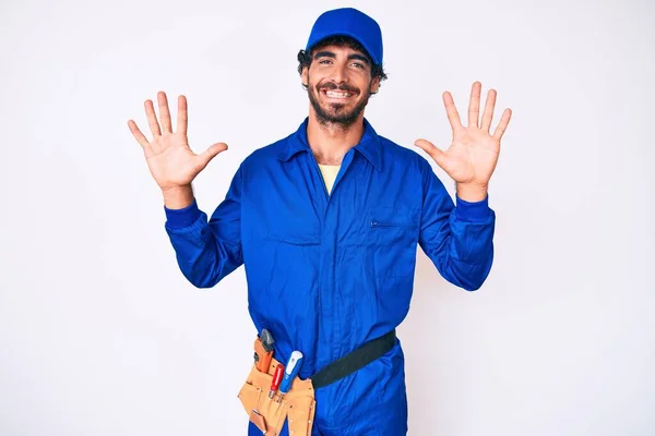 Bonito Jovem Com Cabelo Encaracolado Urso Weaing Handyman Uniforme Mostrando — Fotografia de Stock