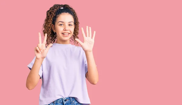 Schöne Junge Mädchen Mit Lockigem Haar Trägt Lässige Kleidung Zeigt — Stockfoto