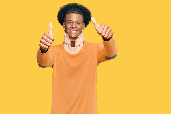 Afrikansk Amerikansk Man Med Afro Hår Bär Livmoderhalskrage Godkänner Gör — Stockfoto