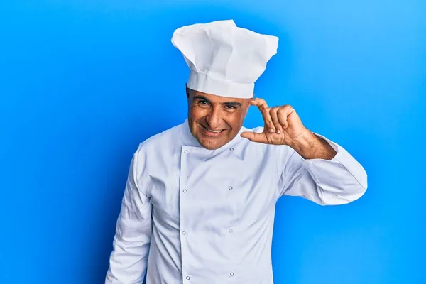 직업적 요리사 복장을 모자를 미소를 손으로 크기의 표지판을 손으로 손가락과 — 스톡 사진