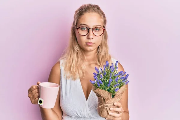 Menina Loira Jovem Segurando Xícara Chá Ervas Planta Relaxada Com — Fotografia de Stock