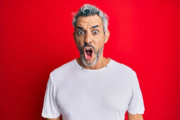 Orta Yaşlı Beyaz Tişört Giyen Beyaz Saçlı Korkmuş Ağzı Açık — Stok fotoğraf