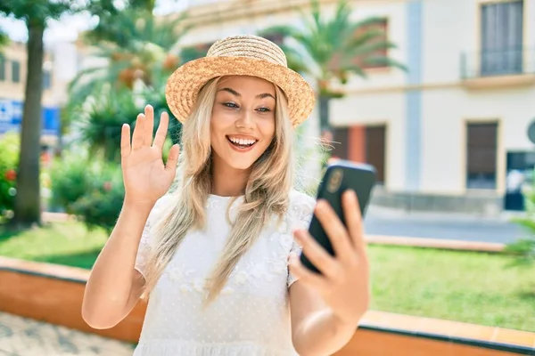 Young Caucasian Tourist Girl Doing Video Call Using Smartphone City — Stock Photo, Image