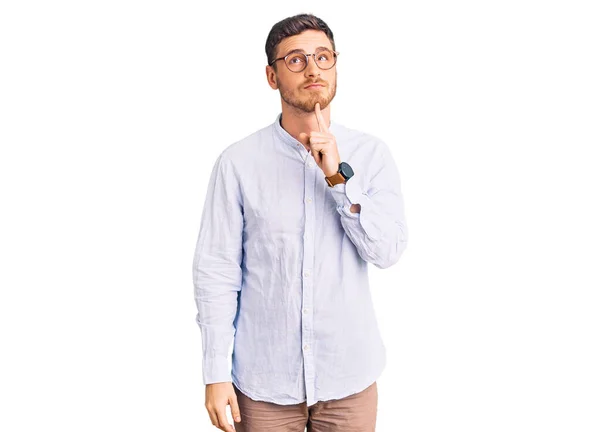 Bonito Jovem Com Urso Vestindo Elegante Camisa Negócios Óculos Pensando — Fotografia de Stock