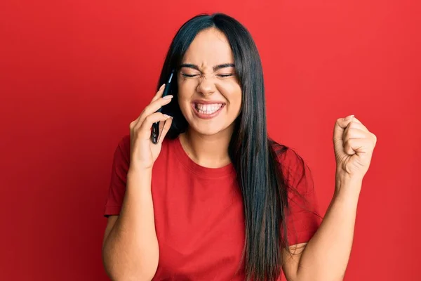 Jong Mooi Spaans Meisje Met Gesprek Praten Smartphone Schreeuwen Trots — Stockfoto