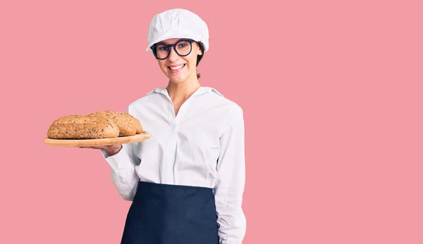 Mooie Brunette Jonge Vrouw Dragen Bakker Uniform Houden Zelfgemaakt Brood — Stockfoto