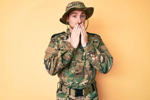Jovem Caucasiano Vestindo Uniforme Exército Camuflagem Rindo Riso Embaraçado Cobrindo — Fotografia de Stock