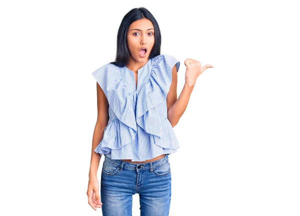 Young Beautiful Latin Girl Wearing Casual Clothes Surprised Pointing Hand — Stock Photo, Image