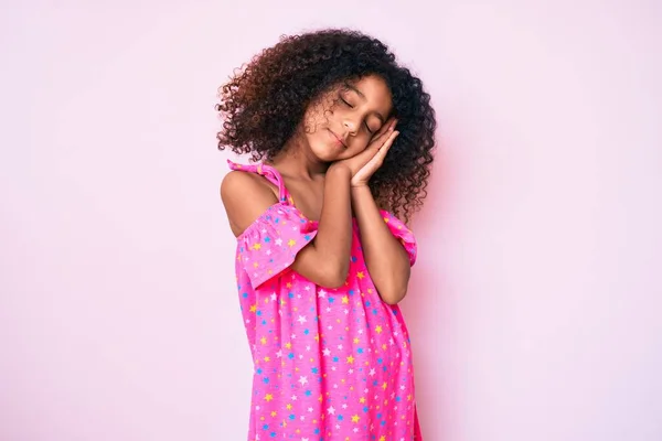 アフリカ系アメリカ人の子供でカジュアルなドレスを身に着けています疲れた夢を寝て手でポーズをとりながら目を閉じて笑顔 — ストック写真