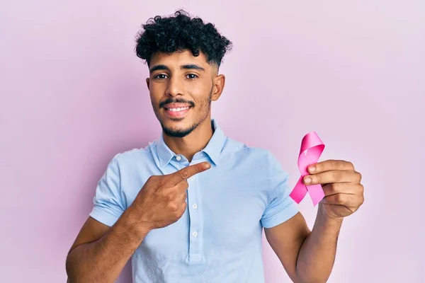 Jovem Árabe Bonito Homem Segurando Rosa Câncer Fita Sorrindo Feliz — Fotografia de Stock