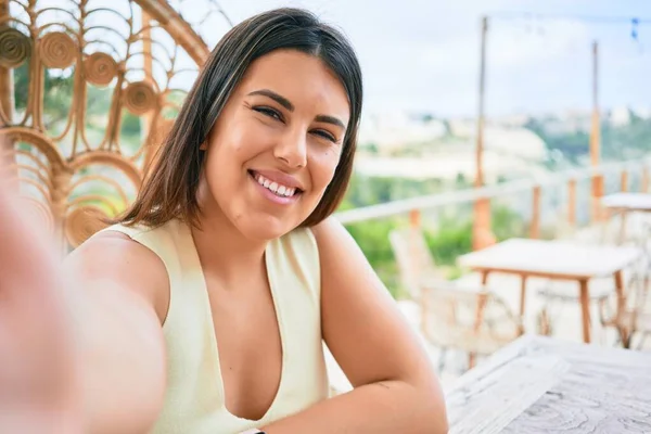 Młoda Piękna Kobieta Uśmiechnięta Siedząc Stole Uśmiechem Twarzy Robiąc Selfie — Zdjęcie stockowe