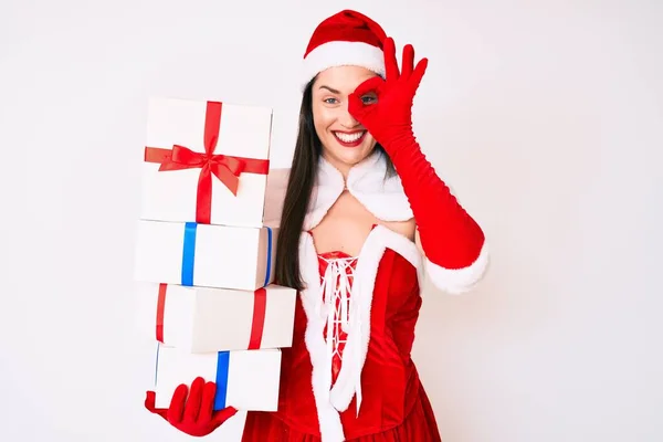 Jovem Mulher Vestindo Santa Claus Traje Segurando Presentes Sorrindo Feliz — Fotografia de Stock