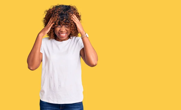 Молода Афроамериканка Одягнена Білу Сорочку Ручкою Голові Болю Голові Стрес — стокове фото