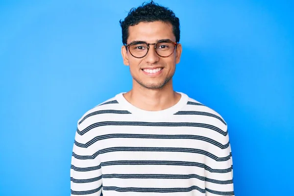 Genç Yakışıklı Spanyol Bir Adam Günlük Süveter Gözlük Takıyor Pozitif — Stok fotoğraf