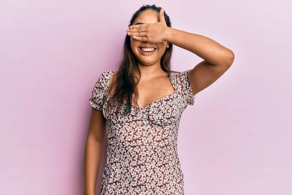 Mladá Latinská Žena Neformálním Oblečení Usmívající Rukou Tváři Zakrývající Oči — Stock fotografie