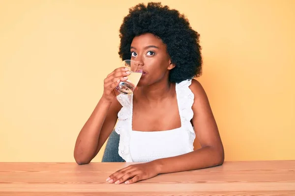 Jong Afrikaans Amerikaans Vrouw Met Afro Haar Drinken Van Een — Stockfoto