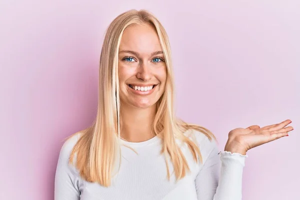 Ung Blond Flicka Bär Casual Kläder Ler Glad Presentera Och — Stockfoto