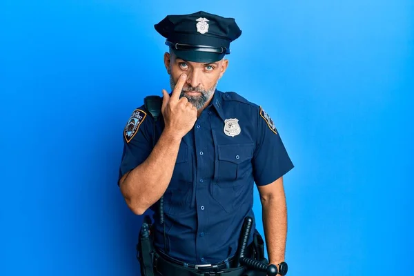 Homem Bonito Meia Idade Usando Uniforme Policial Apontando Para Olho — Fotografia de Stock