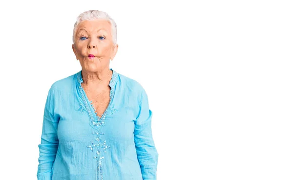 Senior Hermosa Mujer Ojos Azules Pelo Gris Con Vestido Verano — Foto de Stock