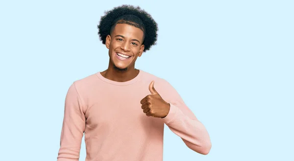 Hombre Afroamericano Con Pelo Afro Vistiendo Ropa Casual Haciendo Gesto —  Fotos de Stock