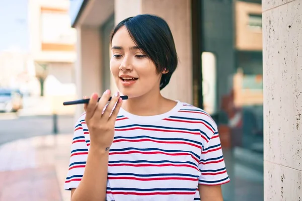 Jong Latin Meisje Glimlachen Gelukkig Verzenden Voice Message Met Behulp — Stockfoto