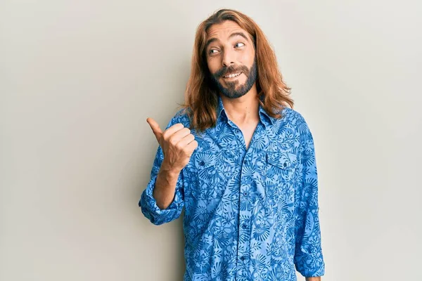 Aantrekkelijke Man Met Lang Haar Baard Jaren Discostijl Shirt Lachend — Stockfoto