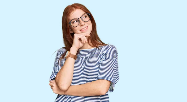 Joven Leer Cabeza Mujer Usando Ropa Casual Gafas Con Mano — Foto de Stock