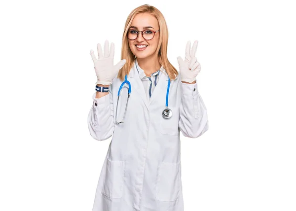 Doktor Üniforması Steteskop Giyen Beyaz Güzel Bir Kadın Numaralı Parmaklarını — Stok fotoğraf